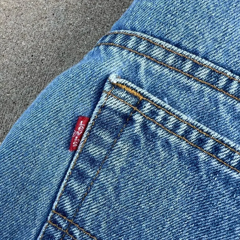 Ladies Y2K Levi’s 550 relax fit tapered leg mom jeans Size 22L
